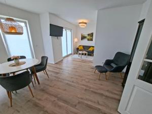 a living room with a table and chairs at Apartment Villa Brieselang in Brieselang