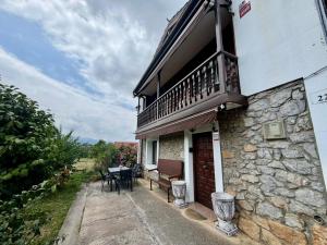 a building with a balcony and a table and chairs at La Casa de Lidya - 36802 in Entrambasaguas