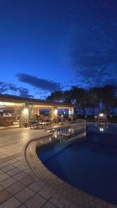 ein Resort mit einem Swimmingpool bei Nacht in der Unterkunft Lito Beach Hotel in Gerani Chania