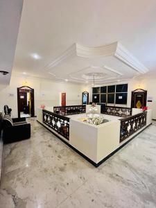 a large room with aasteryasteryasteryasteryasteryasteryasteryasteryasteryasteryastery at Bluemoon Bungalow in Pondicherry