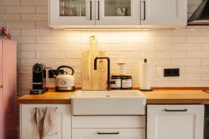 a kitchen with a sink and a counter top at Townhouse Am Kurpark - Ferienhaus, 2 Schlafzimmer, Arcade, Wallbox, inklusive Wäsche in Braunlage +35 photos