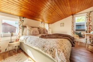 a bedroom with a large bed with a wooden ceiling at Townhouse Am Kurpark - Ferienhaus, 2 Schlafzimmer, Arcade, Wallbox, inklusive Wäsche in Braunlage