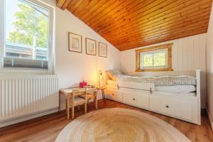 a bedroom with a bed and a desk and a window at Townhouse Am Kurpark - Ferienhaus, 2 Schlafzimmer, Arcade, Wallbox, inklusive Wäsche in Braunlage