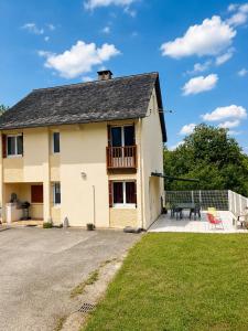 a house with a balcony and a patio at Gîte Prat in Arette