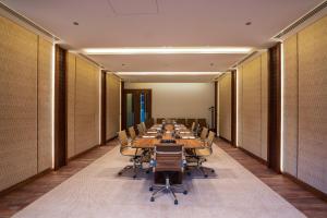a long conference room with a long table and chairs at Sost Serena Hotel in Gircha
