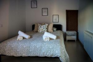 a bedroom with a bed with towels on it at El Rincón del Silencio in Entrala