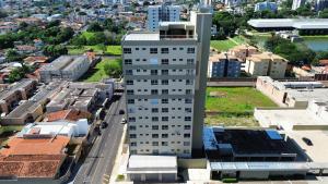 an aerial view of a tall building in a city at Apartamento Universitário in Uberaba