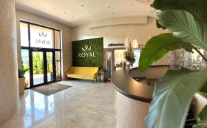 eine Lobby mit einem gelben Sofa und einem gelben Stuhl in der Unterkunft ROYAL M in Sabinov