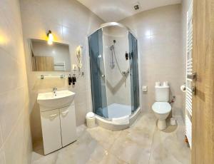 ein Badezimmer mit Dusche, Toilette und Waschbecken in der Unterkunft ROYAL M in Sabinov + 17 Fotos