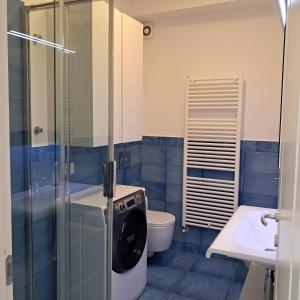 a bathroom with a toilet and a washing machine at Il Faro, Sirolo centro Vista Mare in Sirolo