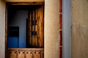 a wooden cabinet in a room with a blue bucket at El Rincón del Silencio in Entrala