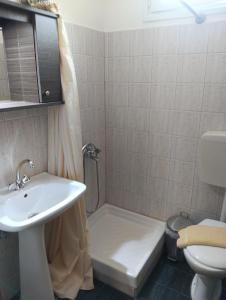 a bathroom with a sink and a shower and a toilet at Ξενώνας Αντωνία in Kato Loutraki +14 photos