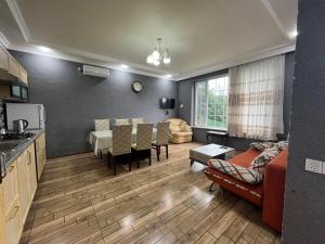 ein Wohnzimmer mit Küche und Esszimmer in der Unterkunft Ромашка in Uçgün