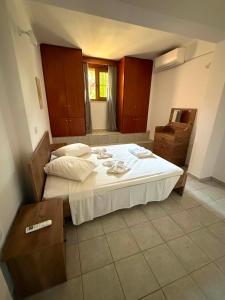a bedroom with a large white bed in a room at Mirina View Apartment #2 in Myrina