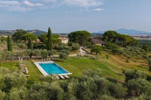 an aerial view of a villa with a swimming pool at Agriturismo Sole in Trequanda