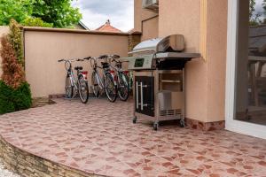 a grill on the side of a house with two bikes at Crystalapartmanhaz in Gyula