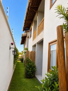 a walkway to a house with a fence at Villa Vinci Flat in São Miguel do Gostoso