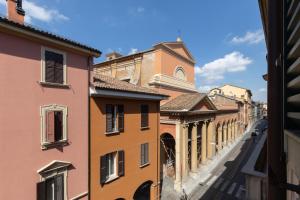 a view of a city street with buildings at BolognaRoomscom - Santo Stefano Apartments in Bologna