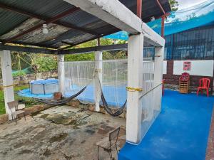 a batting cage with a blue floor in a building at VILLA ELSA in El Colegio