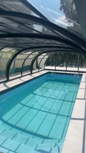 eine Draufsicht auf ein Schwimmbecken in der Unterkunft Lumax in Gryfice