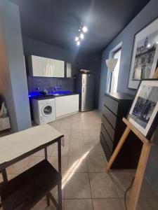 a kitchen with blue walls and a table in a room at Appartamenti della Marchesa 2 camere in Montichiari