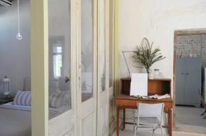 a room with a desk and a table with a chair at De Waenhuis Cottage in Calitzdorp +17 photos