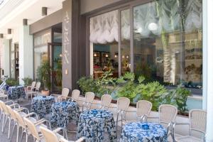 Restoran või mõni muu söögikoht majutusasutuses Hotel Acrux
