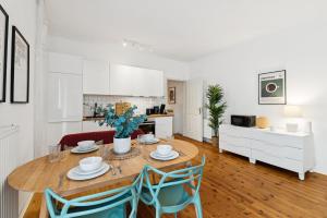 a kitchen and dining room with a table and chairs at Arbio Monteurzimmer Behnitzer Parking included in Nauen