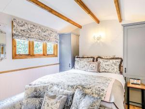 a bedroom with a bed and a window at Snow Drop Hut in Alkborough