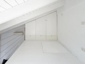 an empty room with white cabinets and a ceiling at Roma 17 in Cassina deʼ Pecchi