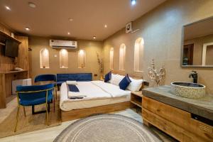 a bedroom with a bed and a sink in it at Omani Guest House نزل البيت العماني in Nizwa