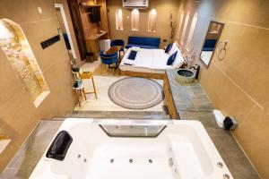 a bathroom with a tub and a bedroom with a bed at Omani Guest House نزل البيت العماني in Nizwa +40 photos