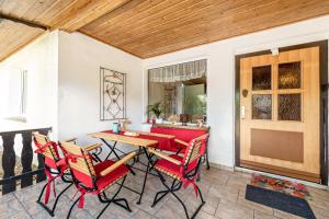 a patio with a table and chairs on a porch at Bungalow an der Havel in Margarethenhof