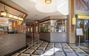 a restaurant with a checkered floor and windows at Grand Hotel Valies in Roermond