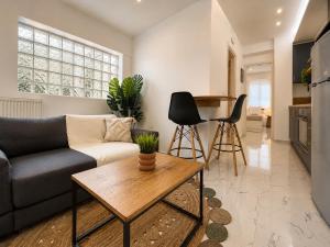 a living room with a couch and a table at AZEK Garden Suite in Perea
