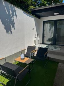 a group of chairs and a table on a patio at Gemütliche City Wohnung in Mönchengladbach