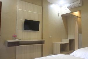 TV a/nebo společenská místnost v ubytování Cyka Raya Hotel