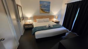a bedroom with a bed with two lamps and a bed sidx sidx sidx at Bunbury Stay at Sanctuary Resort Strata in Bunbury +169 photos