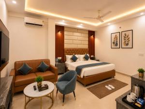 a hotel room with a bed and a couch at Hotel Kasa Stays Premier - Peeragarhi Metro Station in New Delhi