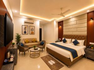 a hotel room with a bed and a couch at Hotel Kasa Stays Premier - Peeragarhi Metro Station in New Delhi