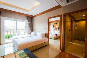 Postel nebo postele na pokoji v ubytování Romantic Khon Kaen Hotel + 37 fotografií