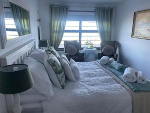 a bedroom with a large white bed with pillows at 303 Kusweg Tergniet in Tergniet