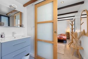 a bathroom with a door leading to a bedroom at Charmant appartement pour 4 in Saint-Jean-de-Liversay +20 photos