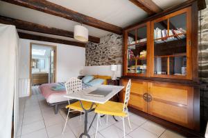 a room with a table and chairs and a bedroom at Chambre de garel in Le Minihic-sur-Rance