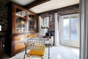 a dining room with a table and chairs at Chambre de garel in Le Minihic-sur-Rance