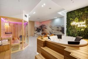 a wellness room with a tub and a green wall at La Rocca D’Amuri in Partinico
