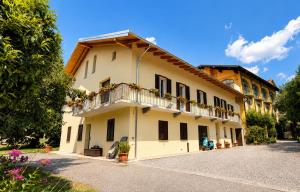 a building with a balcony on the side of it at Apartment Piccolo Borgo in Castelveccana