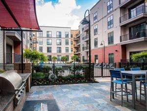 a patio with a table and chairs and buildings at Luxe Nest King Studio Downtown 2B3 in Birmingham