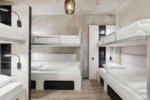 a room with two bunk beds and a mirror at Fyrtojet in Odense