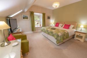 a bedroom with a large bed and a window at Ty Derw B & B in Dinas Mawddwy